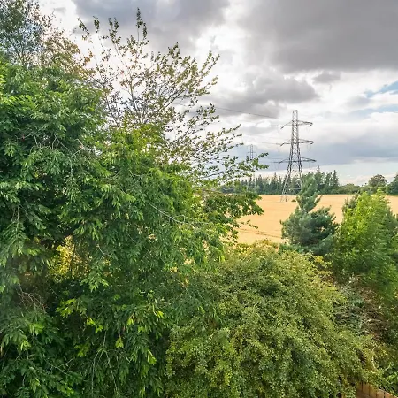 Newly Furnished 2bed Flat With Peaceful Views *