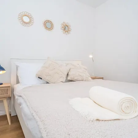 Newly Furnished 2bed Flat With Peaceful Views *