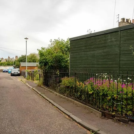 Lovely 1 Bedroom Townhouse In Leith With Garden * Edinburgh