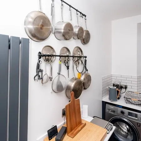 Lovely 1 Bedroom Townhouse In Leith With Garden *