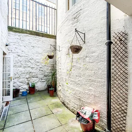 Super Castle Basement * Edinburgh