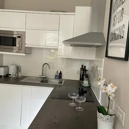 Bright And Chic 2 Bedroom Apartment In City Centre Apartment