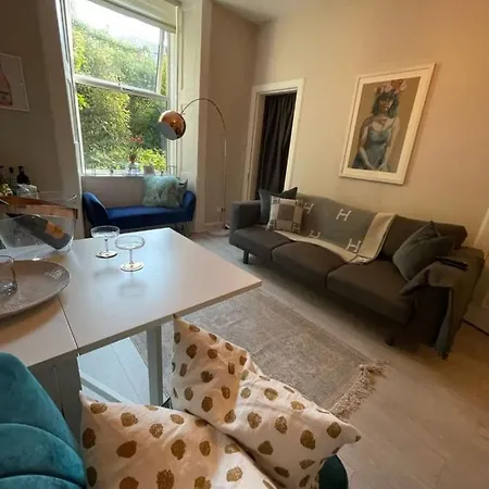 Apartment Bright And Chic 2 Bedroom Apartment In City Centre *