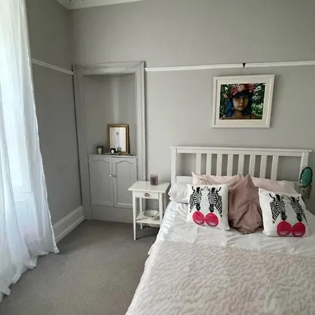 Bright And Chic 2 Bedroom Apartment In City Centre