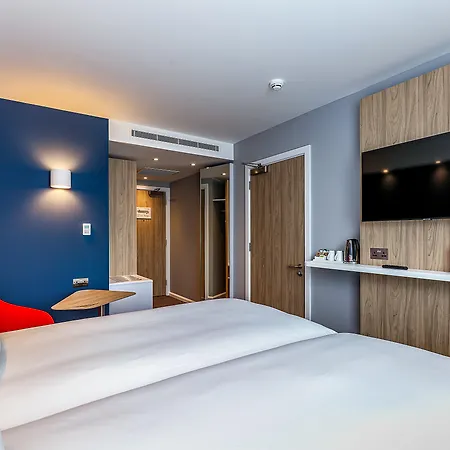 Express West By Ihg Отель 3*