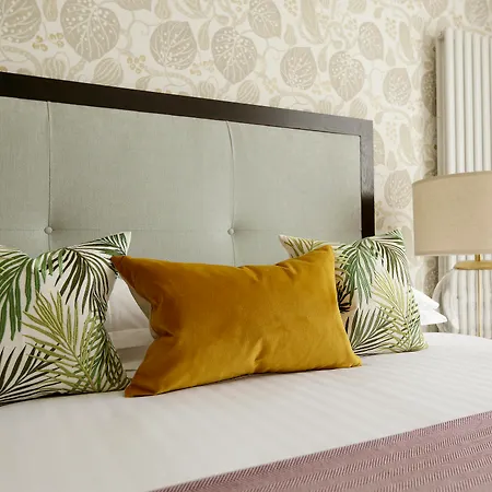 Hotell Nira Caledonia 4*