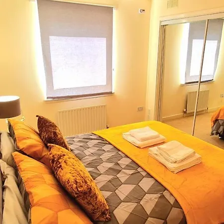 Elegant 2 Bedroom Centre - Free Parking - Private Balcony - Stunning Views