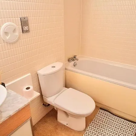 Elegant 2 Bedroom Centre - Free Parking - Private Balcony - Stunning Views