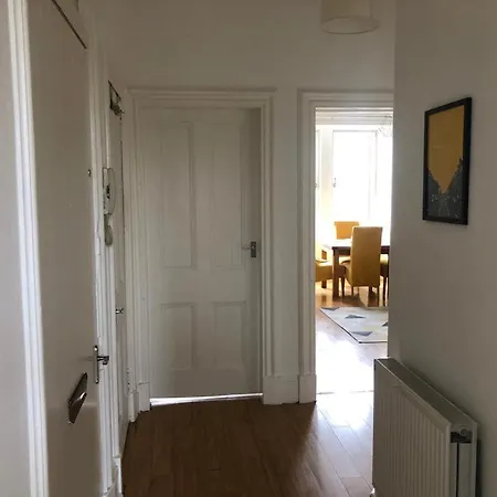 Lovely 2 Bedroom Close To City Centre Apartment