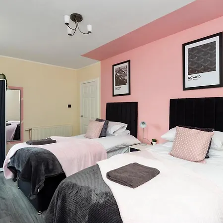 Stylish 3 Bed Abode-parking And Garden Apartment *