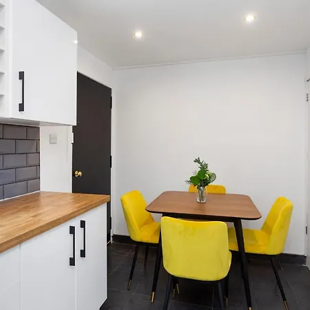 Stylish 3 Bed Abode-parking And Garden