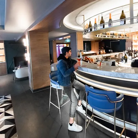Yotel 4*