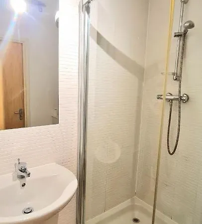 Elegant 2 Bedroom Centre - Free Parking - Private Balcony - Stunning Views Appartement Édimbourg
