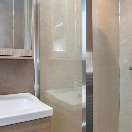 Centrally Located 2bed Flat With Free Parking דירה