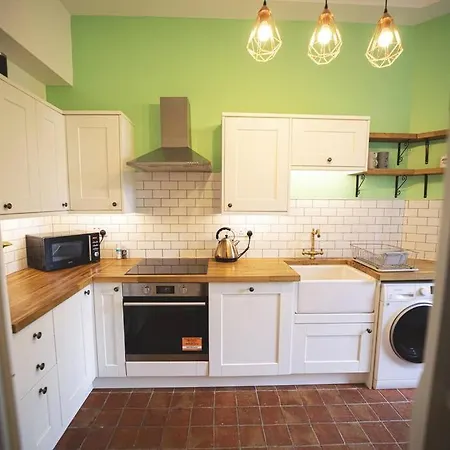 Spacious 1 Bedroom Flat With Garden In Newington * Edinburgh