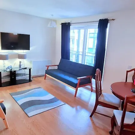 Elegant 2 Bedroom Centre - Free Parking - Private Balcony - Stunning Views