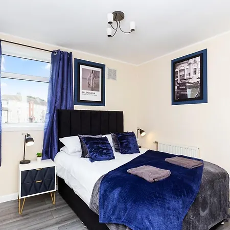 Stylish 3 Bed Abode-parking And Garden Apartment *