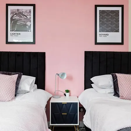 Stylish 3 Bed Abode-parking And Garden Apartment