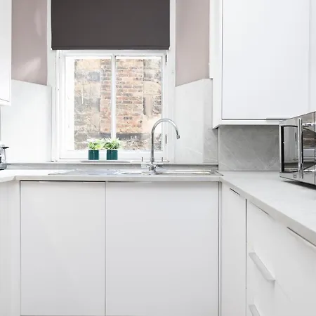 Joivy Homely By St Giles With Desk אדינבורו