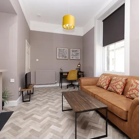 דירה Joivy Homely By St Giles With Desk אדינבורו