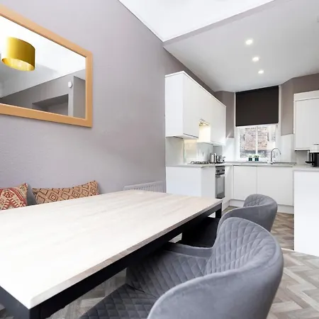 Joivy Homely By St Giles With Desk אדינבורו