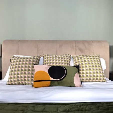 Joivy Homely By St Giles With Desk Apartment Edinburgh