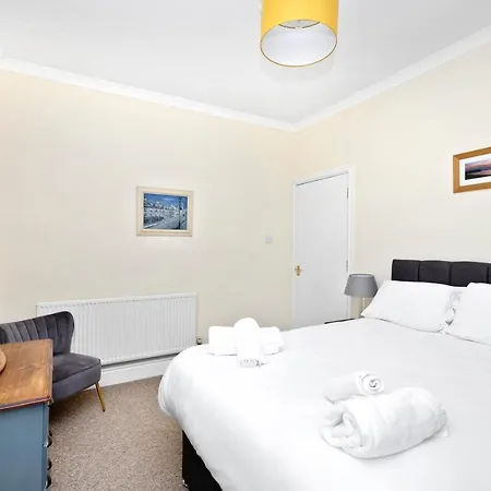 Joivy Modern Flat On Rose Street * Edinburgh