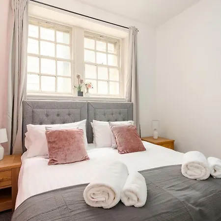 2 Bedroom Royal Mile Edinburgh