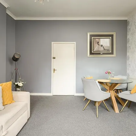 2 Bedroom Royal Mile *