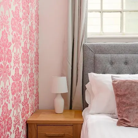 2 Bedroom Royal Mile * Эдинбург