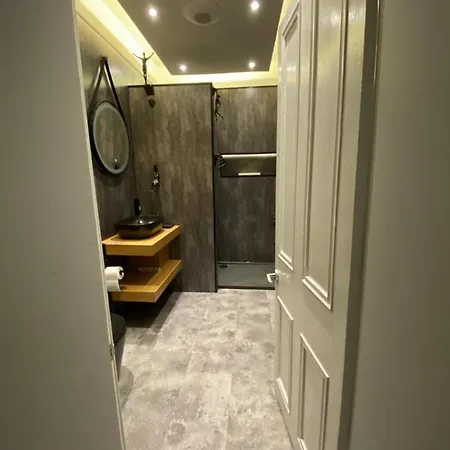 Wee Grandeur Apartement