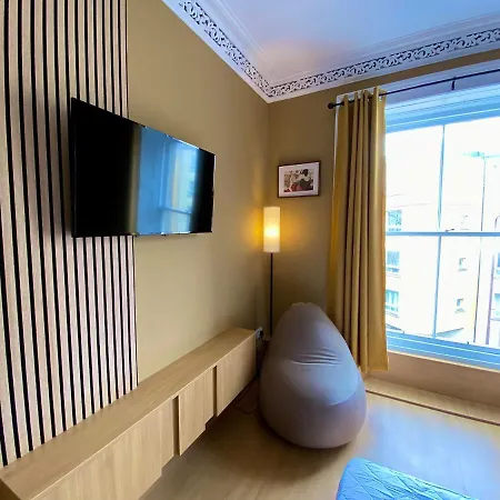 Wee Grandeur Apartement *