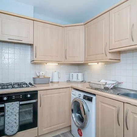 Modern Renovated 2bed Flat With Free Parking *