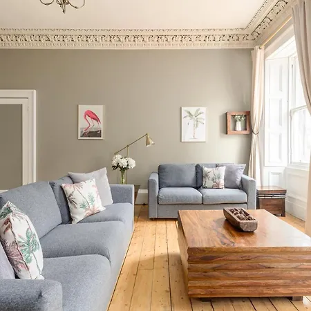 2 Bed Old Town - Next To Castle *