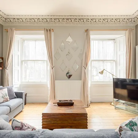 2 Bed Old Town - Next To Castle *