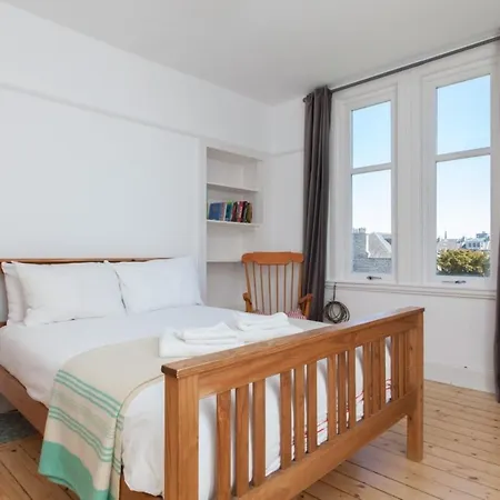 Spacious 2-bed Homely Base By Water Of Leith