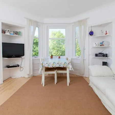 Spacious 2-bed Homely Base By Water Of Leith *