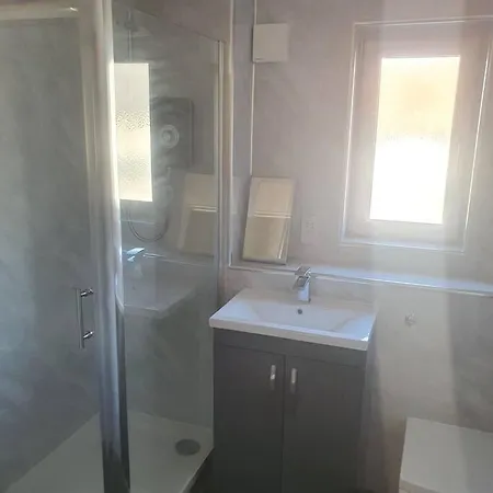 Lovely 3 Bed House With Garden And Free Parking *