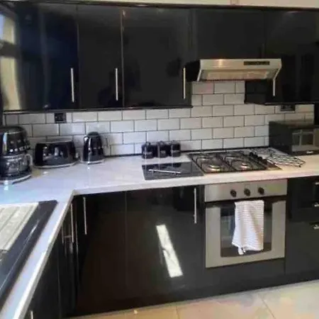 Lovely 2 Bedroom With Private Garden Apartment