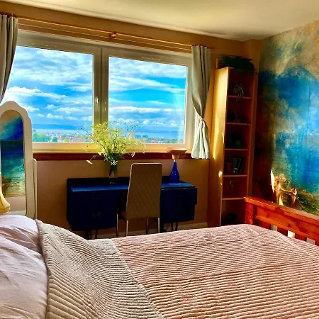 View In The Heart Of Edinburgh: Castle To Sea Apartment