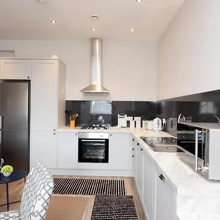 Altido Stylish 4-bed Flat In Old Town Edimburgo