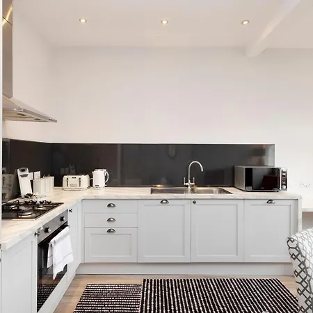 Altido Stylish 4-bed Flat In Old Town *