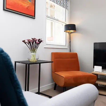 Altido Stylish 4-bed Flat In Old Town Edimburgo