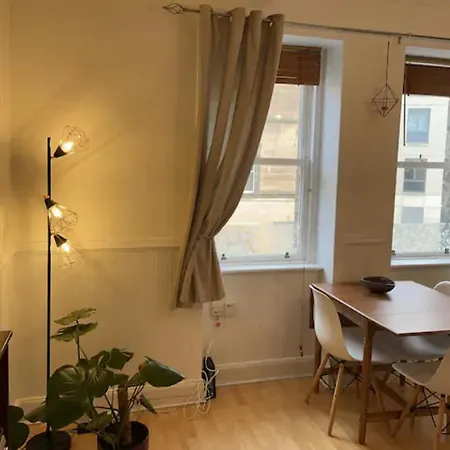 Apartment Central Spacious 3 Bedroom *