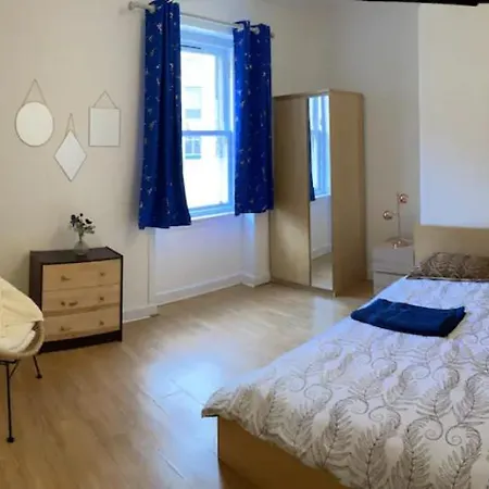 Central Spacious 3 Bedroom Apartment *