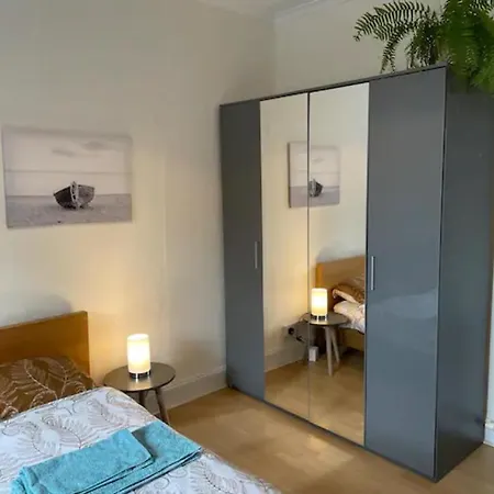 Central Spacious 3 Bedroom *