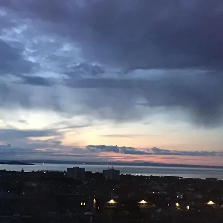 Apartment View In The Heart Of Edinburgh: Castle To Sea *