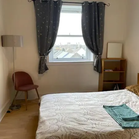 Central Spacious 3 Bedroom Apartment