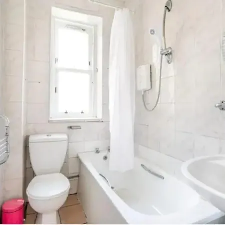 Central Spacious 3 Bedroom Apartment