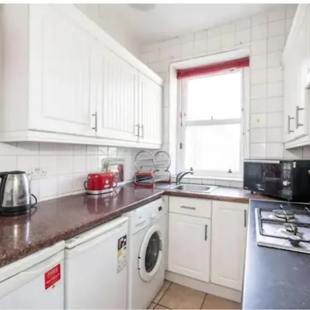 Central Spacious 3 Bedroom Apartment Edinburgh